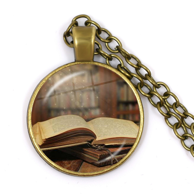 Hot Old Book Necklace Vintage  - Vintage Fashion Library avis et prix